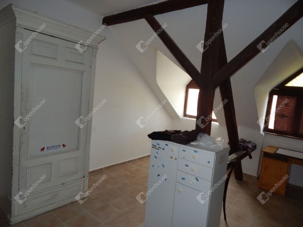 Kaposvár-Tisztviselőtelepen családi ház eladó.