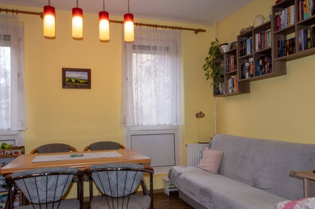 Kaposv�r, Toldi M. utcai 73m2-es, 3 szoba amerikai konyh�s lak�s elad�