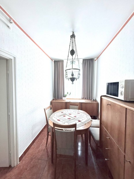 Kaposv�r belv�ros�ban negyedik emeleti lak�s elad�