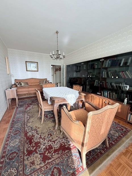 Kaposv�r belv�ros�ban t�gla lak�s elad�