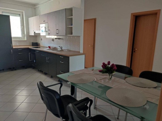 Kaposv�r s�v�ben 3 szob�s fel�j�tott lak�s kiad�