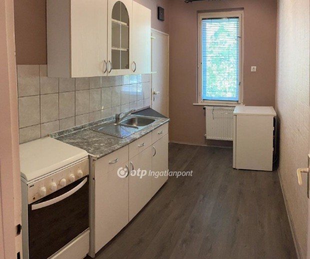 Kaposv�ri 36 nm-es lak�s elad�