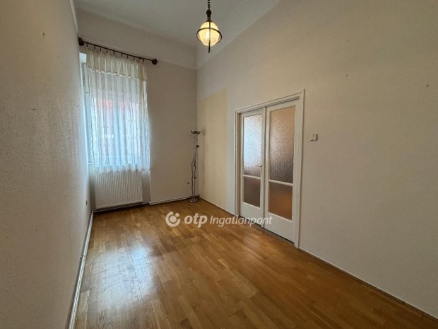 Kaposv�ri 80 nm-es lak�s elad�