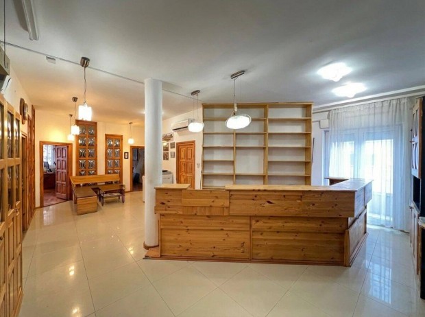 Kaposv�ron A Belv�rosban 170 M2-Es Irodahelyis�g Elad�