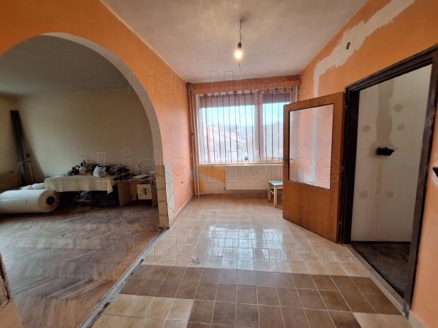 Kaposv�ron, panor�m�s kil�t�ssal 3 szintes csal�di h�z elad�!