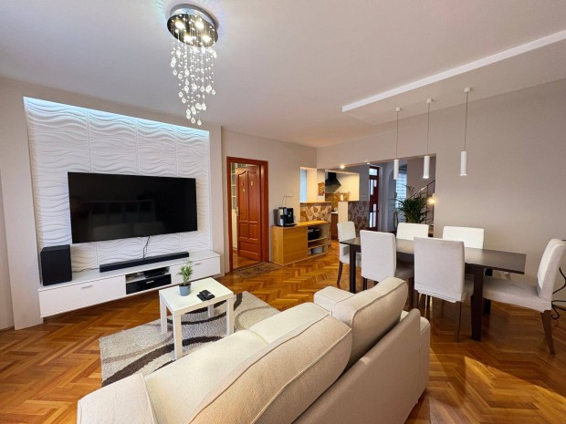 Kaposv�ron a belv�rosban csal�di h�z elad�