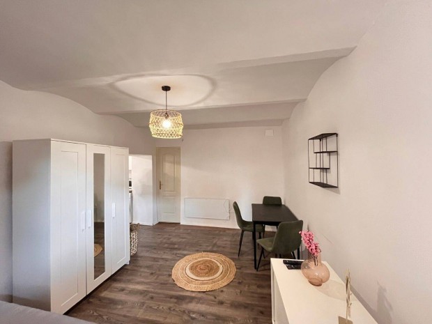 Kaposv�ron a belv�rosban lak�s elad�