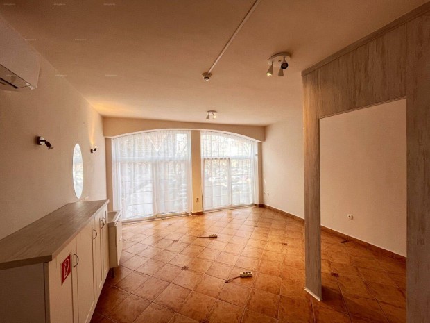 Kaposv�ron a belv�rosban �zlethelyis�g elad�