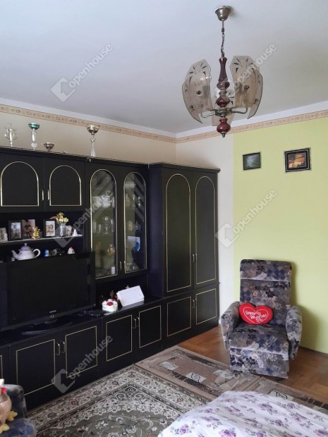 Kaposv�ron cirk�s k�zponti f�t�ses csal�di h�z elad�.