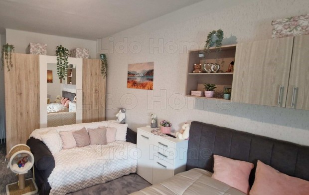 Kaposv�ron fel�j�tott t�gla lak�s kiv�l� elhelyezked�ssel