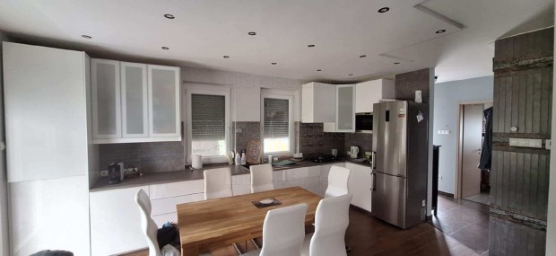 Kaposv�ron ikerh�z elad� a v�ros egyik legkedveltebb z�rt