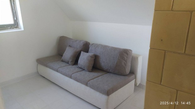Kaposváron kertes házban felújított garzonlakás kiadó