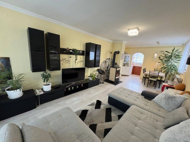 Kaposv�ron lak�s elad�