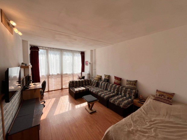 Kaposv�ron lak�s elad�