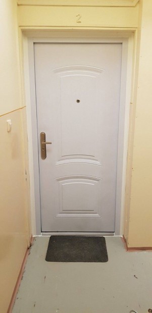 Kaposv�ron panellak�s elad�