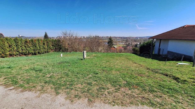 Kaposváron panorámás, belterületi építési telek eladó.