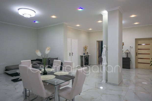 Kapuv�r - 4 szoba nappalis h�z j� helyen elad�