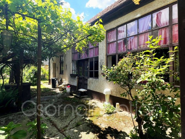 Kapuv�r - k�zpont k�zeli 5 szob�s csal�di h�z elad�