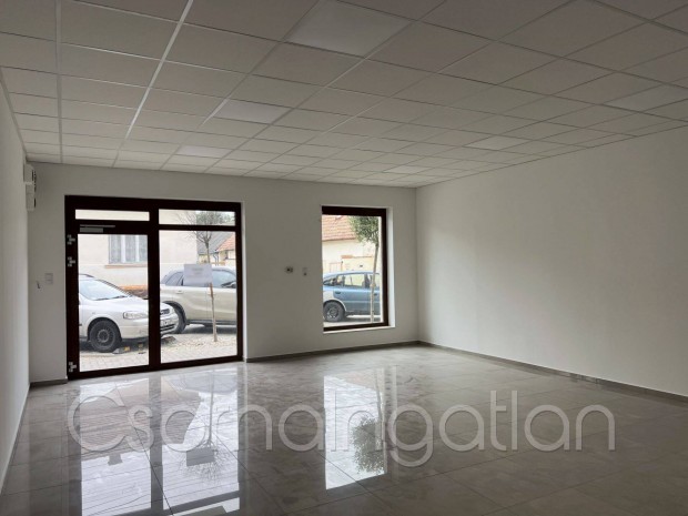 Kapuv�r - k�zpontban kiad� �zlet /iroda