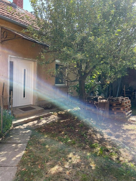 Kapuv�ron Csal�dih�z �zlet helyis�ggel elad� !