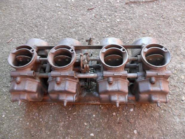 Karbur�torsor elad�-r�gi nagy ccm is tal�n CB 1000