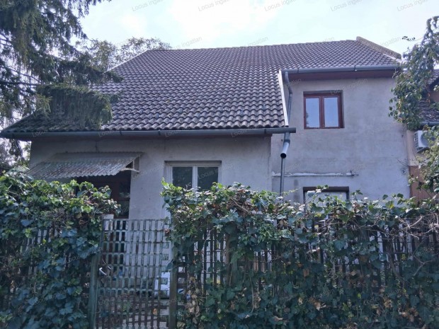 Karcagon 2 szintes fel�j�tand� csal�di h�z elad�