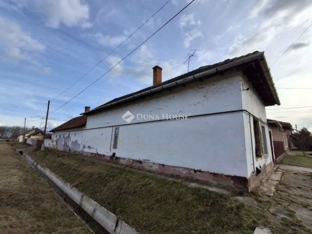 Karcagon csal�di h�z elad�!