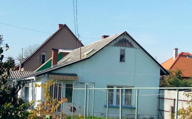 Karcagon g�zf�t�s� h�z tulajdonost�l - m�r nagyobb telekkel - elad�