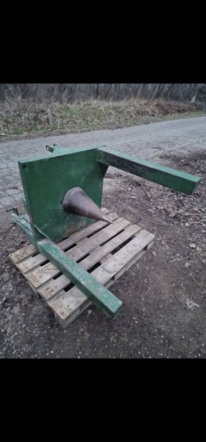 Kardánhajtású kúpos fahasító rönkhasító traktorra