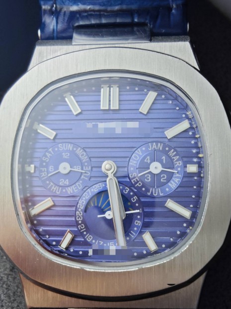 Kar�ra �ra k�k sz�mlappal, k�k b�rszijjal