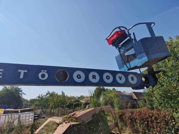 Karos emel� elad�!