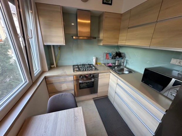 K�rp�t utc�ban k�t h�l�szob�s, ig�nyesen fel�j�tott lak�s kiad�