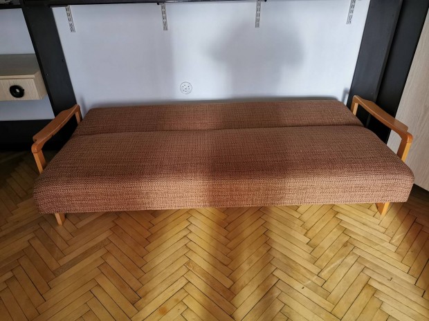 Kárpitozott masszív strapabíró kinyitható ágyneműtartós kanapé ágy