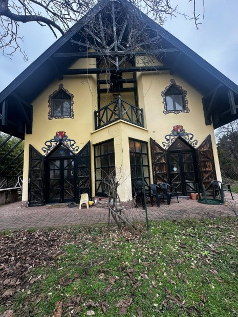 Kart�cs utca k�zel�ben egyedi st�lus� csal�di h�z elad�