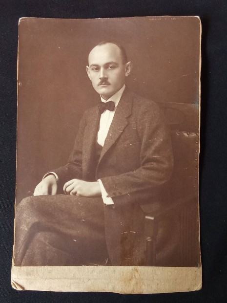 Kartonra kasrozott frfi portr fot 1921