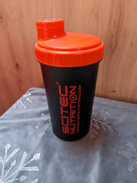 Kathi Bla Scitec Nutrition shaker kever sport kulacs