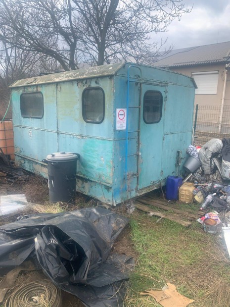 Katonai b�d� elad�