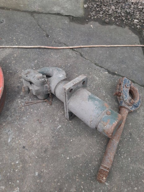 Katonai von�r�szek elad�ak