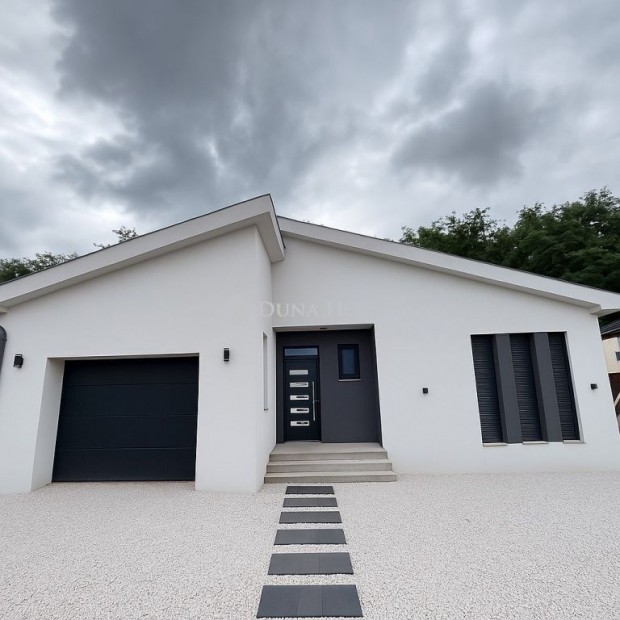 Katonatelep, �j �p�t�s� aszfaltos utc�j�ban igazi ritkas�g