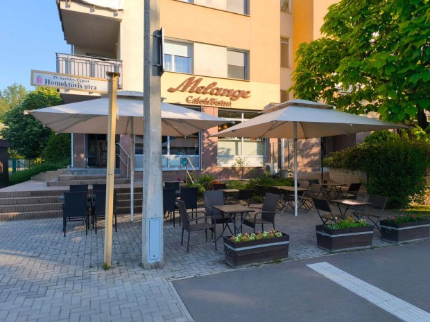 K�v�z�ba keres�nk pultos-felszolg�l� h�lgyeket