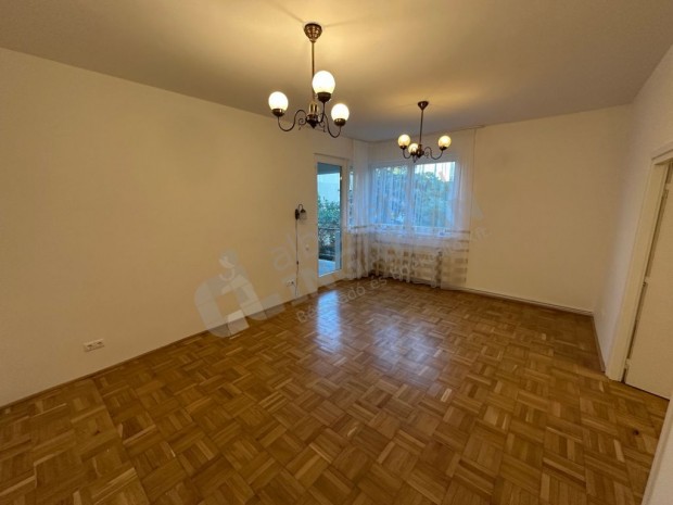 Kavics utcában bútorozatlan, kertkapcsolatos lakás kiadó