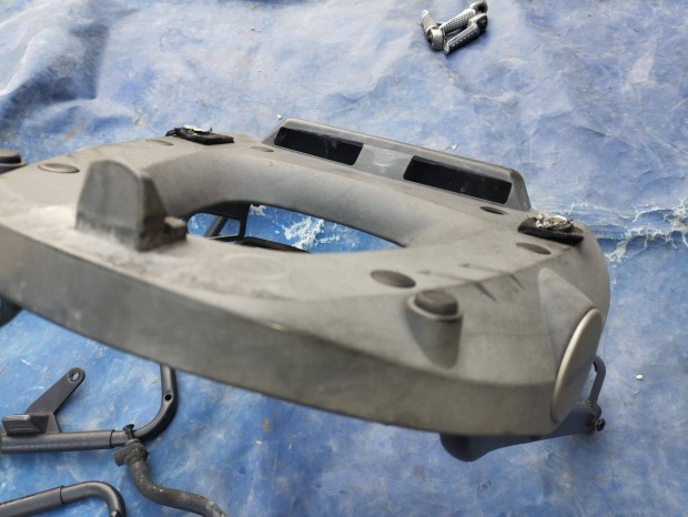 Kawasaki ER6 alkatr�sz 06 - 08 csomagtart� , doboztart�