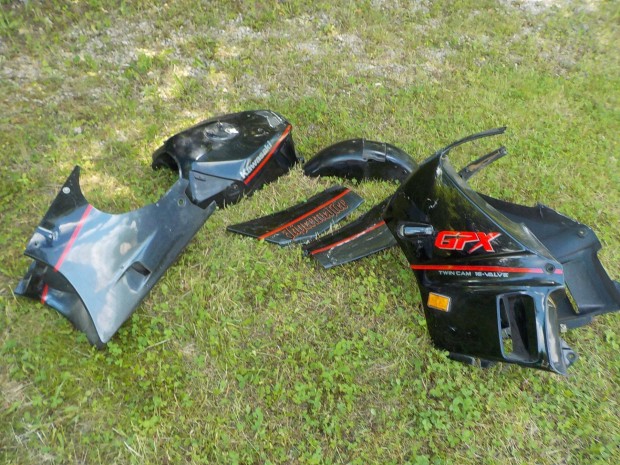 Kawasaki Gpx 500-as mkp.-ról :eredeti-gyári fényezésű idomgarnitúra
