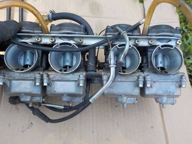 Kawasaki Gpx 500-asról :76000 km-t hasz. gyári jó karburátor