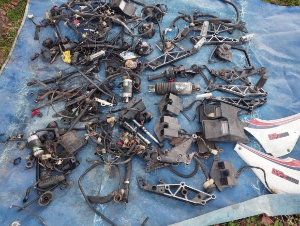 Kawasaki Gpz 1100 Dfi �s m�s Gpz alkatr�sz