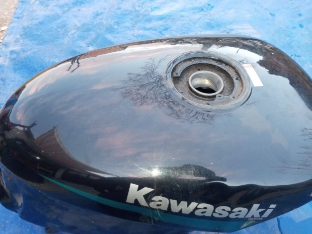 Kawasaki Gpz 500 S alkatrész , tank