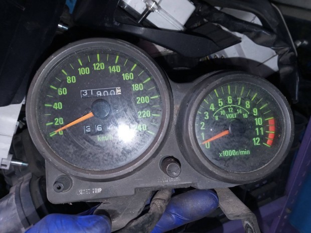 Kawasaki Gpz 750 alkatrész km óra