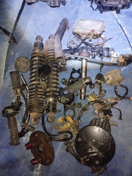 Kawasaki KL 250 alkatr�sz