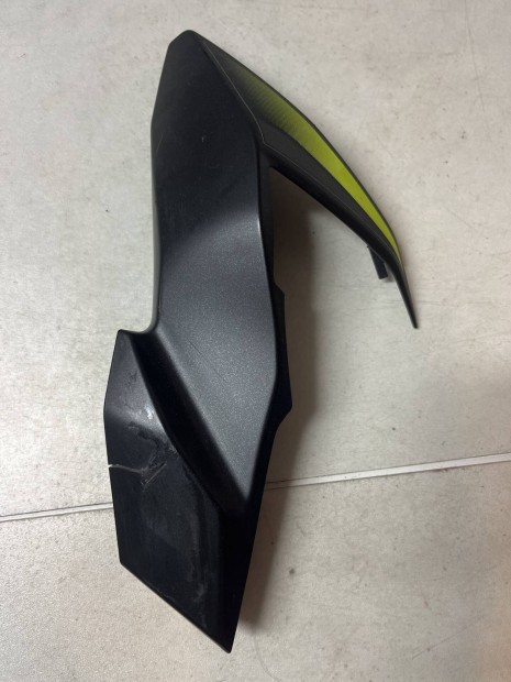 Kawasaki Z650 lámpa melletti idom