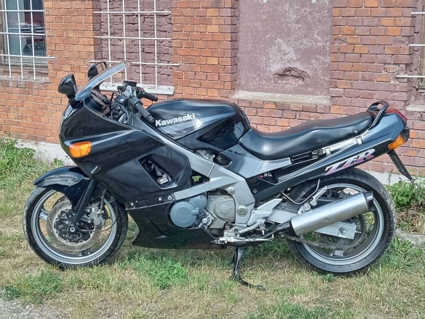 Kawasaki ZZ-R 500 �zemk�pes kinti pap�rokkal